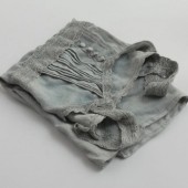 Nghệ sĩ Nhật Bản "may" quần áo cũ từ đất sét